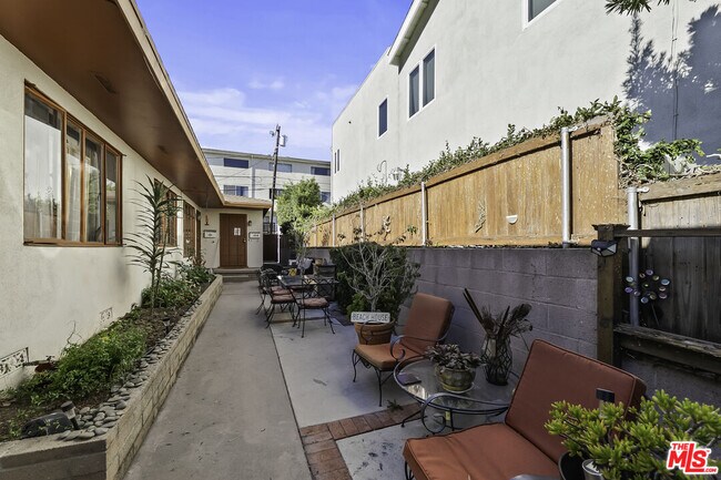 Foto del edificio - 1167 Nelrose Ave