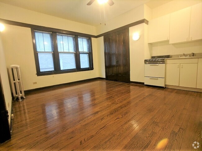 Building Photo - 820 W Waveland Ave