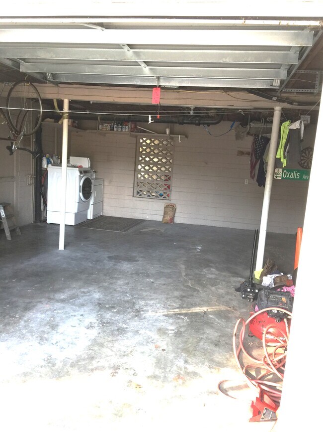 Building Photo - 1217 N Fern Creek Ave