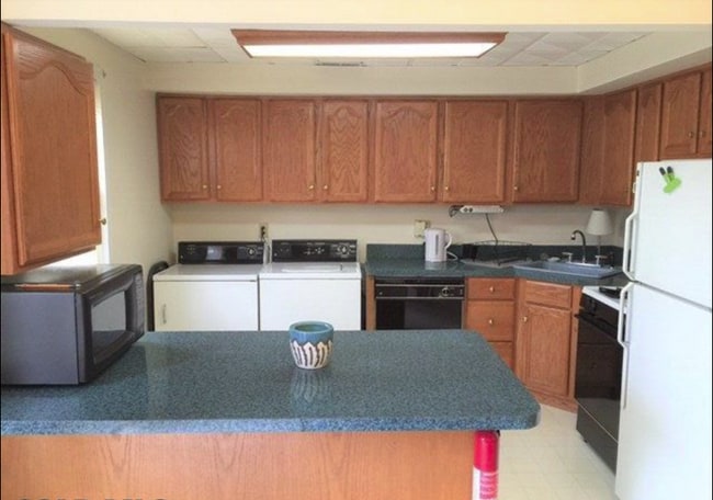 Kitchen - 1121 W Aaron Dr