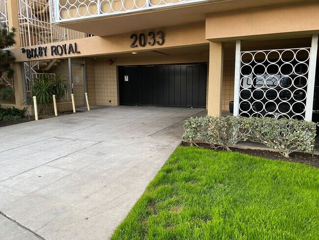 Building Photo - 2 Bedroom, 2 Bath Condo Blocks to the Beach, Pet Friendly, Sunset Views, Parking!