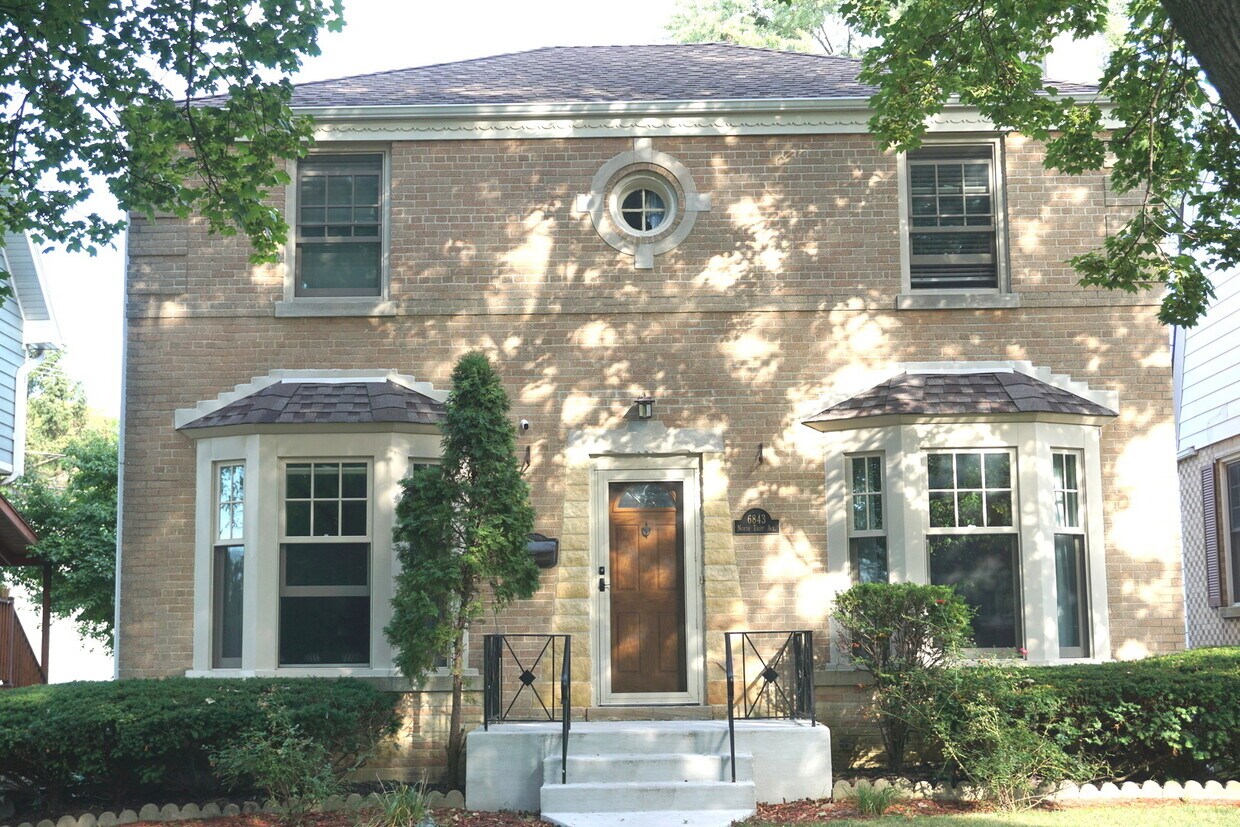 6843 N Tripp Ave, Lincolnwood, IL 60712 House Rental in Lincolnwood