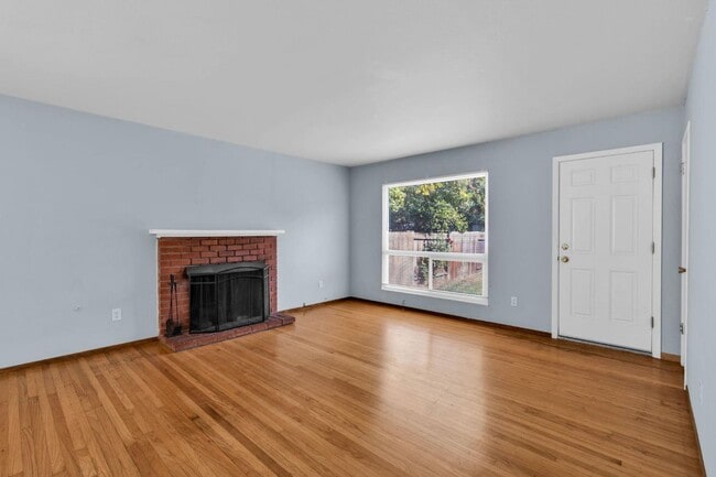 Building Photo - 5 bedrooms. Remodeled.Get ½ Off Your First Month’s Rent! Sign a lease and move in within 30 days—...