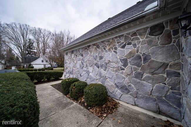 Building Photo - 6683 Courtyard Dr