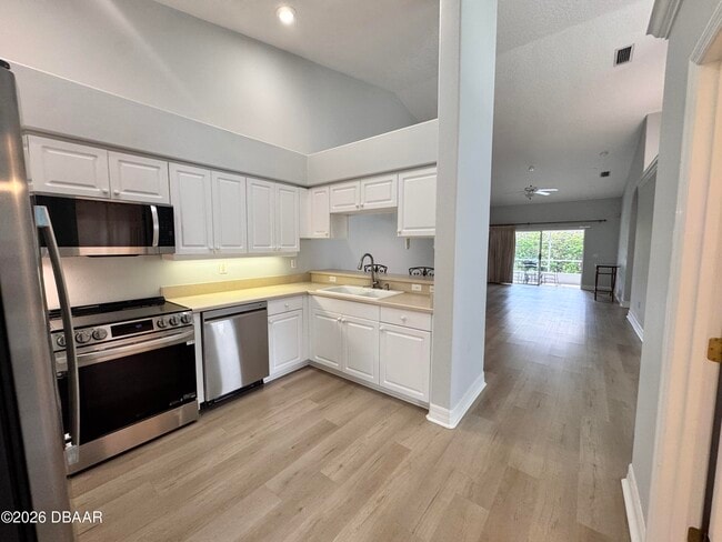 Building Photo - 1419 Coconut Palm Cir