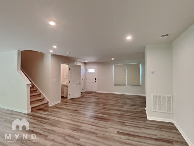 Building Photo - 725 Point Andrews Dr SW