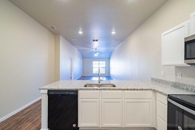 Foto del edificio - Cypress Duplex Available Now!