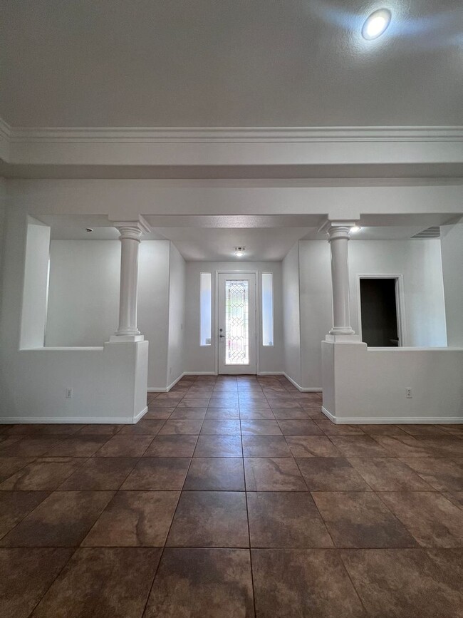 Building Photo - Stunning 4-Bed 3 Car Garage Gated Single S...