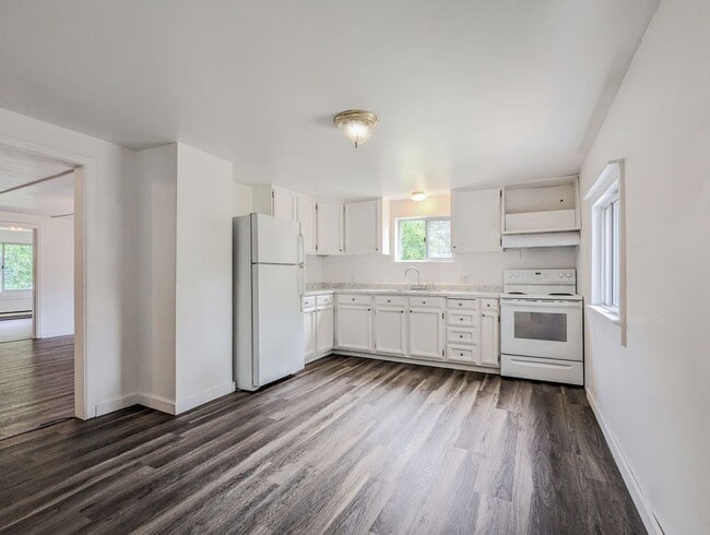 Building Photo - Charming 2 bed, 1 bath home with spacious ...