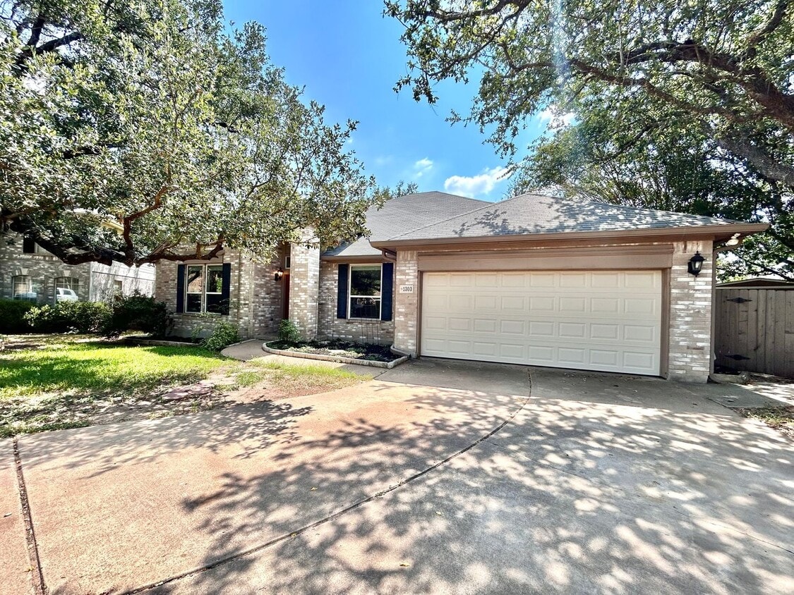 Primary Photo - 4 Bed / 2 Bath Spacious One-Level Home wit...