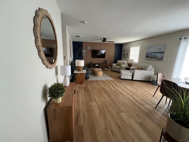 Building Photo - 201 Pompano Dr SE