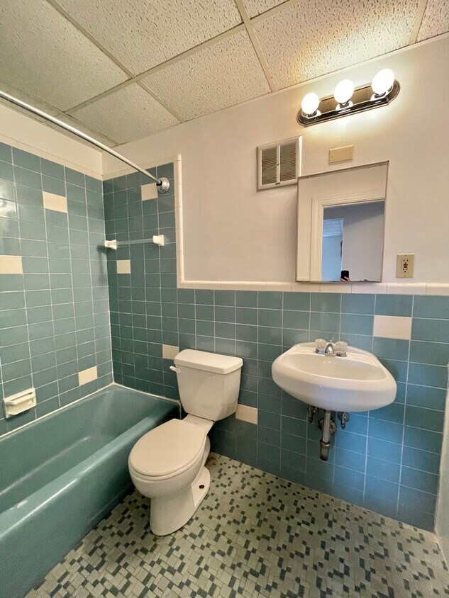 Building Photo - 405 Beacon St