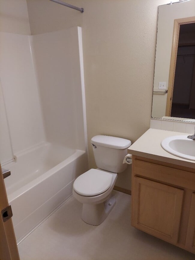 Building Photo - Stylish Three Bedroom Townhome In Camas!!