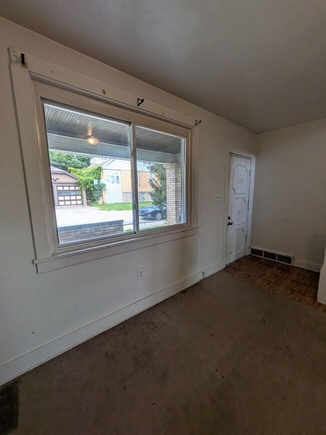Foto del edificio - 2 bed 1 bath home with large living room a...