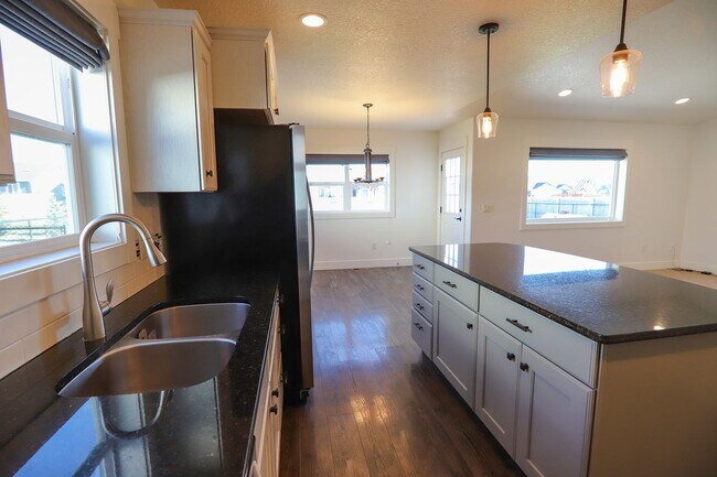 Building Photo - 1327 Silverton Dr