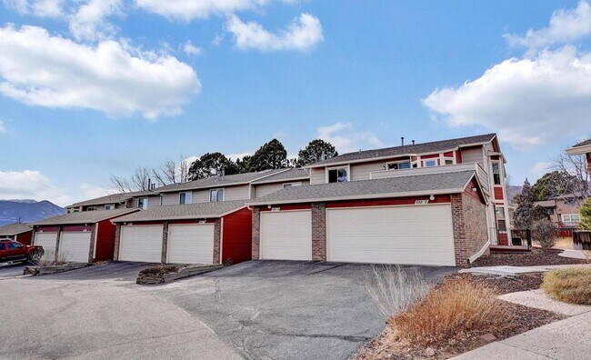 Foto del edificio - 2 Bed, 2 Bath Unit in Rockrimmon