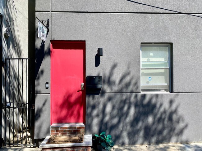 Building Photo - Stunning 3-Bedroom Townhome in the Heart o...