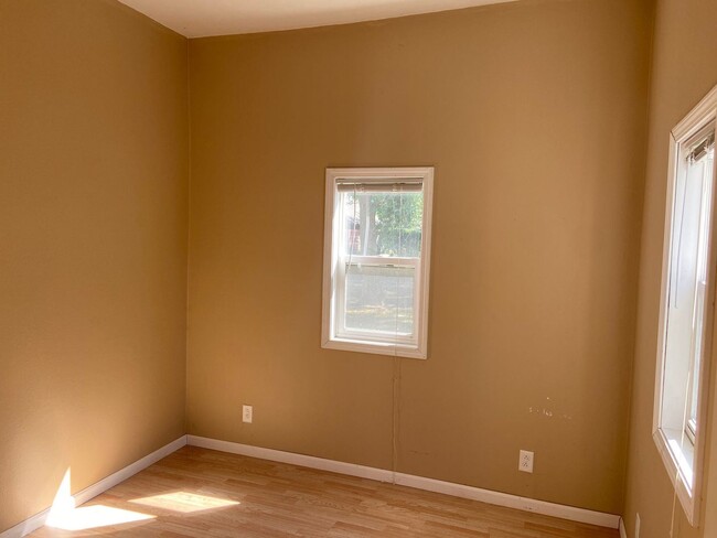 Building Photo - 2 br, 1 bath House - 102 5th Street NW