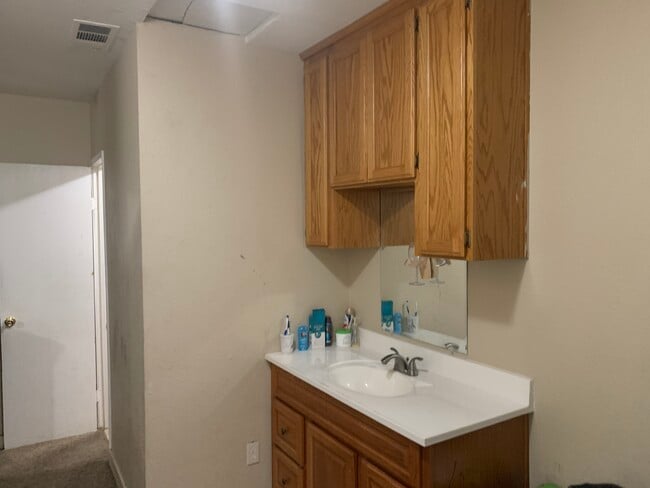 Cabinet section - 15949 Bizzibe St