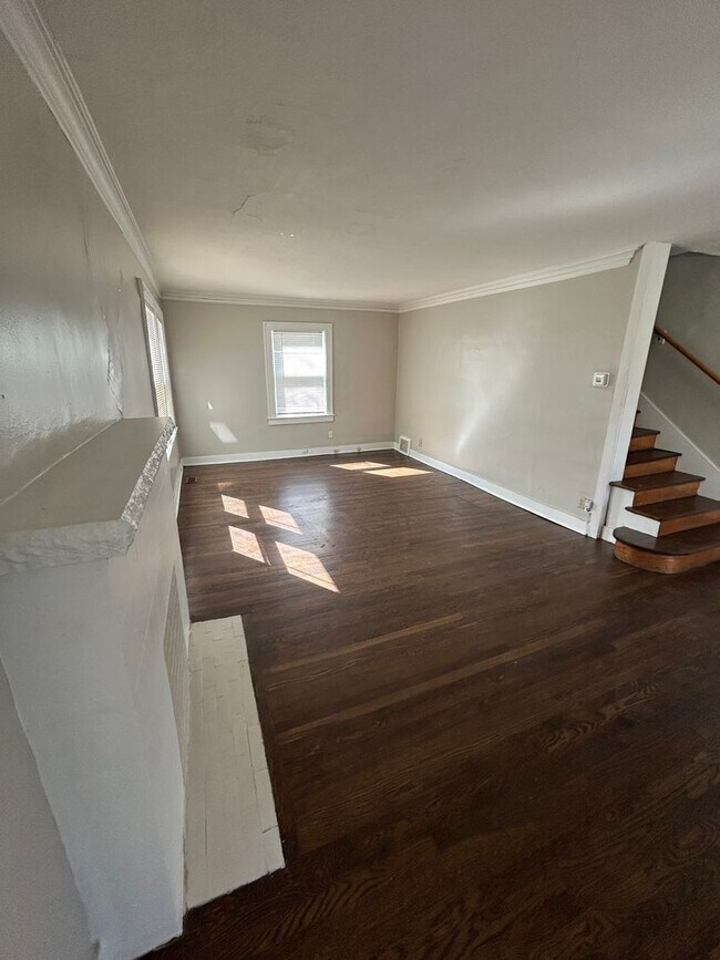 Building Photo - Available NOW! Beautiful 4 Bed 1 Bath Home...