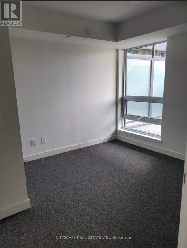 Building Photo - 120-120 Varna Dr