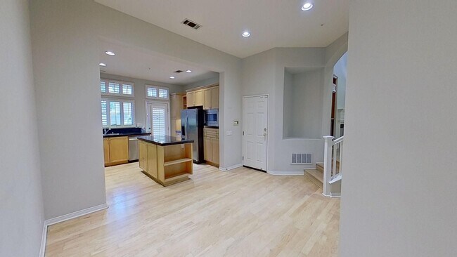 Building Photo - Lovely Dual Master Townhome in Desirable N...