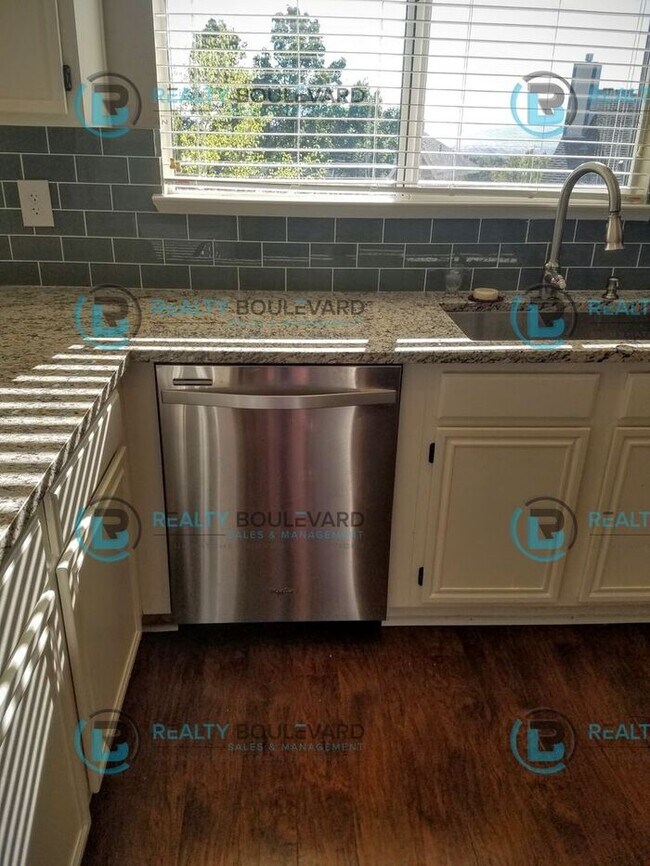 Foto del edificio - Amazing 4 Bedroom 2.5 Bathroom Home! Locat...