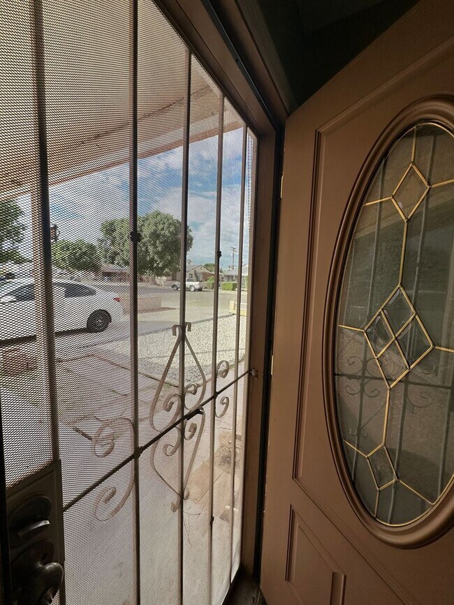 Foto del edificio - 3 bed with 1 bath - ALL TILE through out home