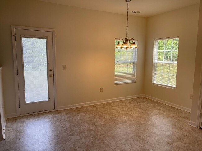 Foto del edificio - Spacious 4 Bedroom Home with Two-Car Garage in Swann's Mill Community
