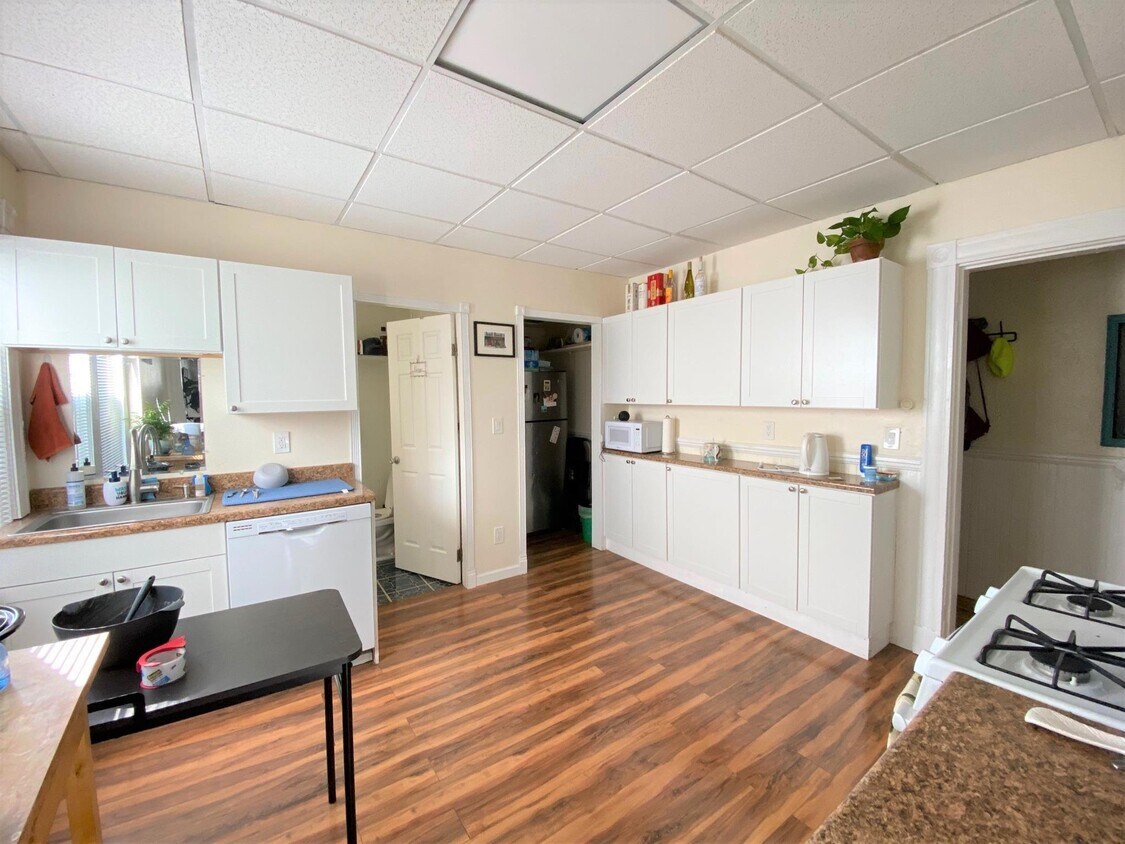 Primary Photo - 10 Craigie St