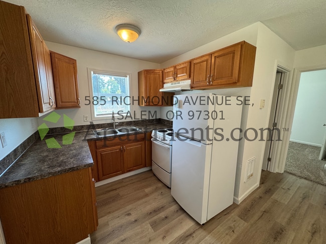 Kitchen - 585 Richmond Ave SE