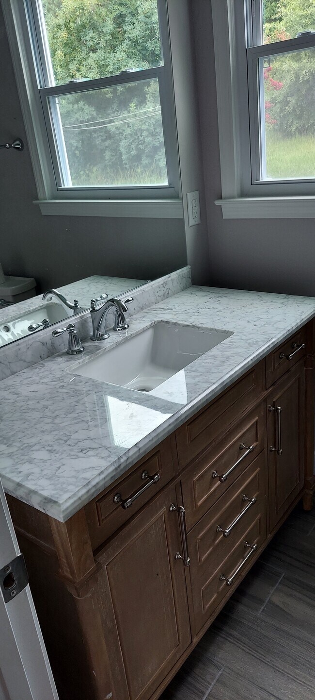 Baño del pasillo - 907 Cherry Ln