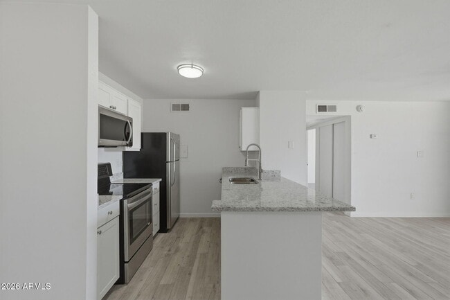 Foto del edificio - 8055 E Thomas Rd