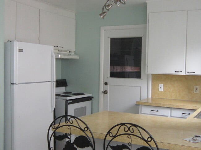 Building Photo - Charming 2 Bedroom 1 Bathroom in Lincoln Neighborhood