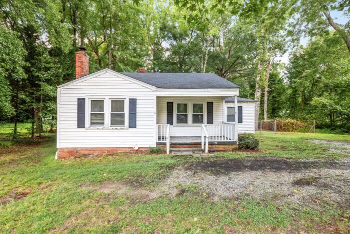 Foto principal - Adorable Home, Just Painted, Wood Flooring...