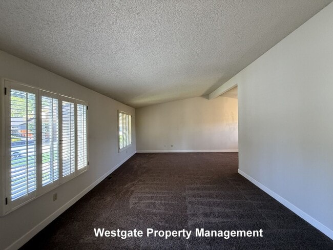 Foto del edificio - 328 Smith Dr