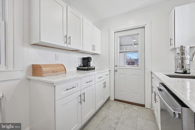 Foto del edificio - 232 Forrest Ave