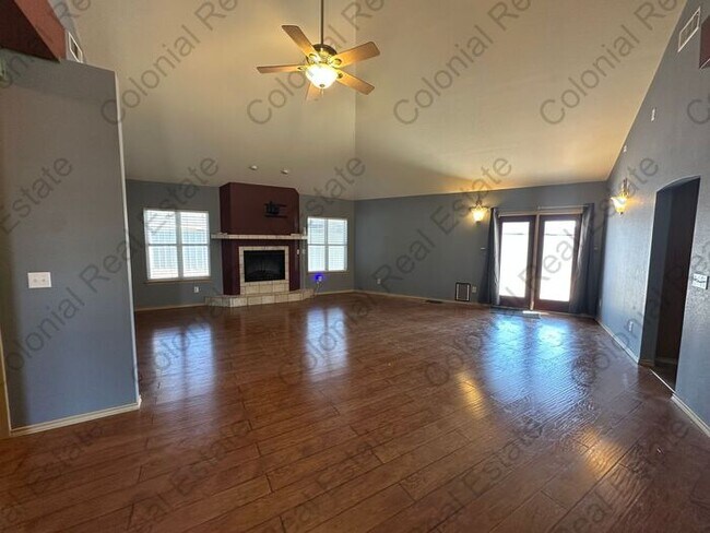 Building Photo - Beautiful 3 bedroom 2 bathroom home with a workshop, 3 car divided garage capacity, and a xerisca...