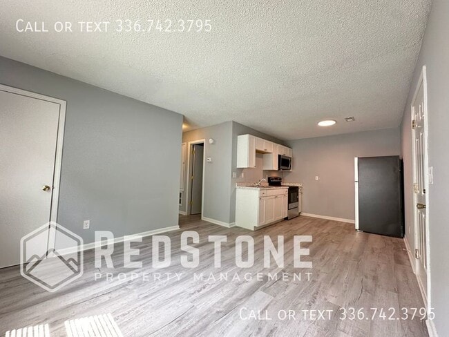 Building Photo - 2 Bedroom, 1 Bath - Apartment