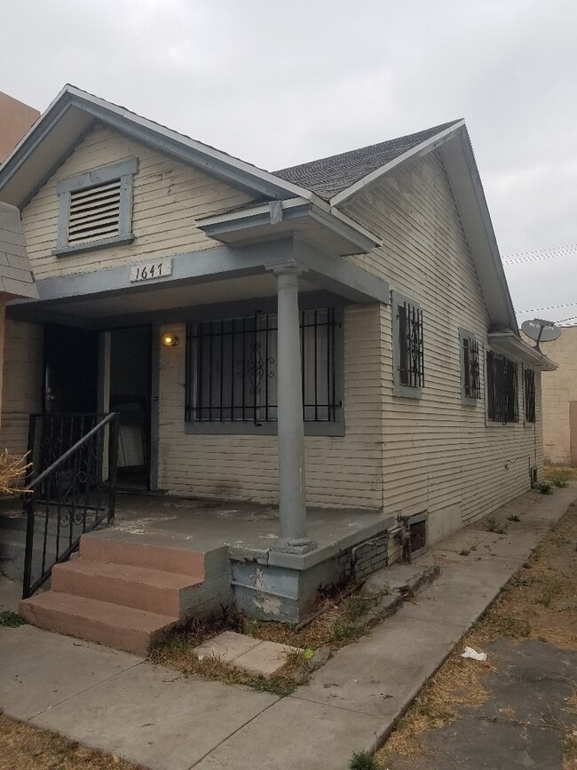 Building Photo - 1647 W Vernon Ave
