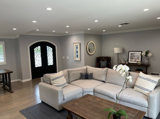 Living Room - 4320 Saugus Ave
