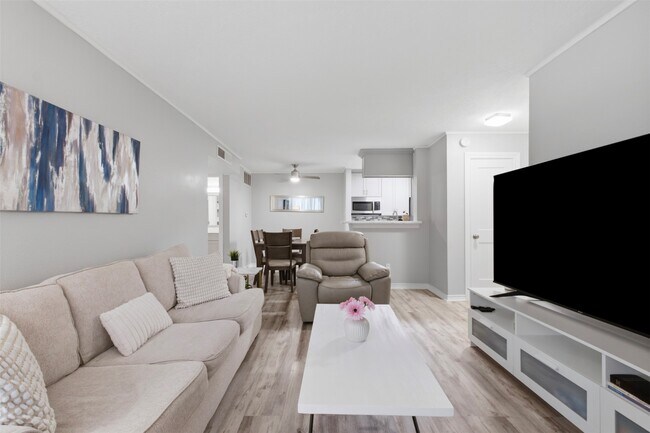 Building Photo - 11201 Lynbrook Dr