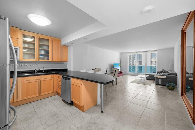 Building Photo - 2301 Collins Ave