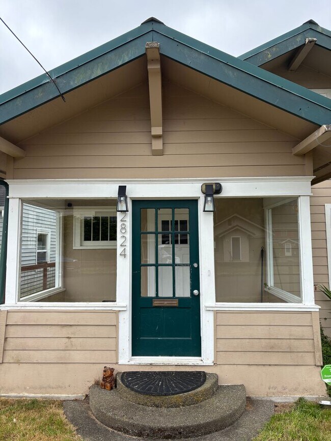 Foto del edificio - Spacious 3-Bedroom Craftsman Home with Solar Savings and Fully Fenced Yard