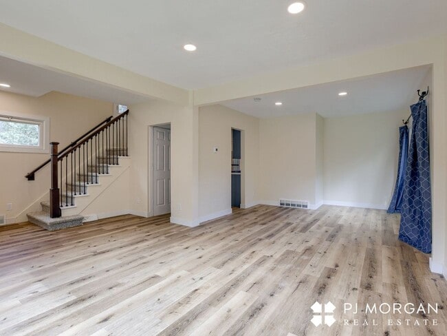 Building Photo - 3 bedroom, 2 bathroom House Available Imme...