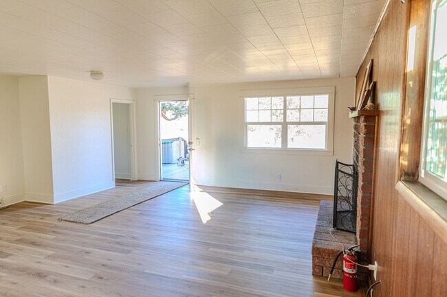 Building Photo - Historic Farmhouse in Crooked River Ranch Available!