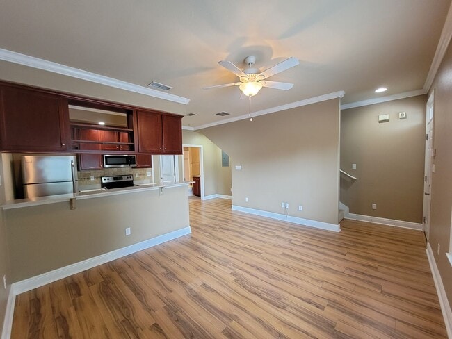 Building Photo - Upscale 3/3 town home in University Green ...