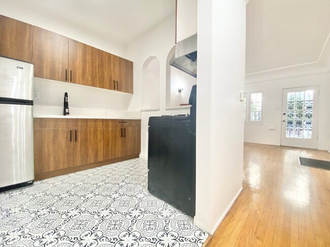 Building Photo - 639 1/2 N Spaulding Ave Los Angeles, CA 90036