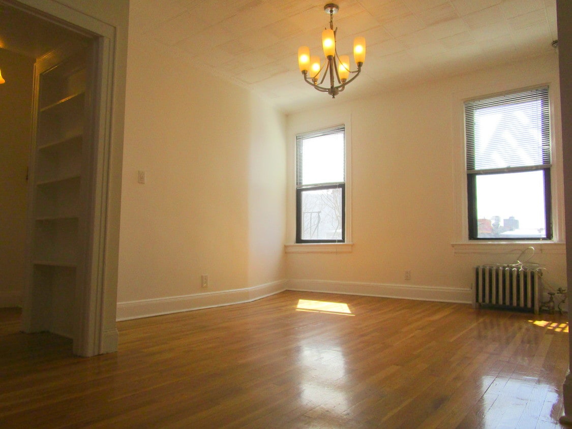 Primary Photo - 176 Meserole St