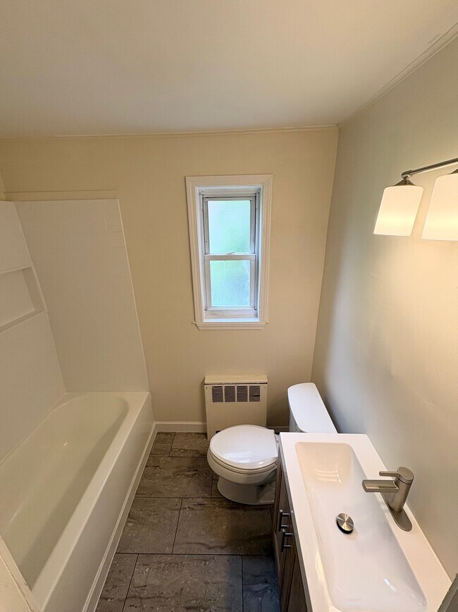 Baño - 3246 Queen City Ave